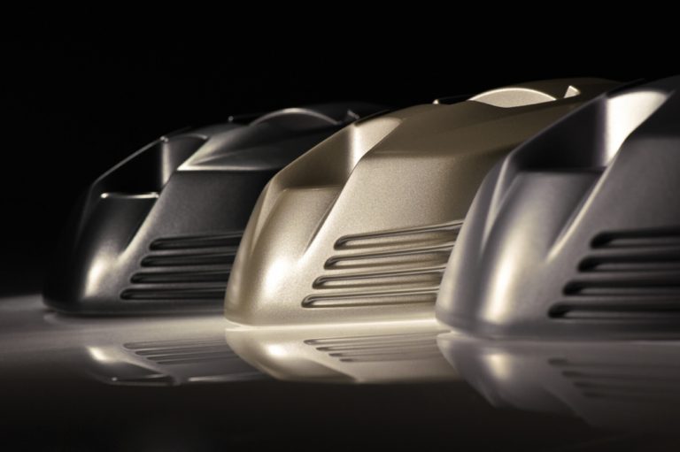 Drei Metallteile mit reflektierenden Oberflächen