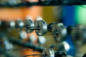 Metallobjekte aufgereiht in Nahaufnahme