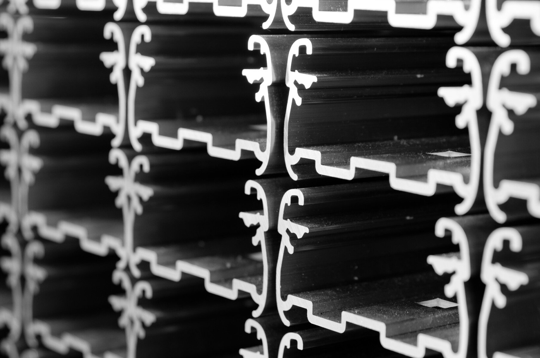 Gestapelte Metallprofile in Nahaufnahme