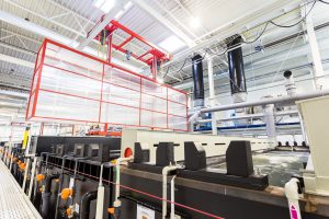 Industrielle Produktionsanlage in heller Fabrikumgebung