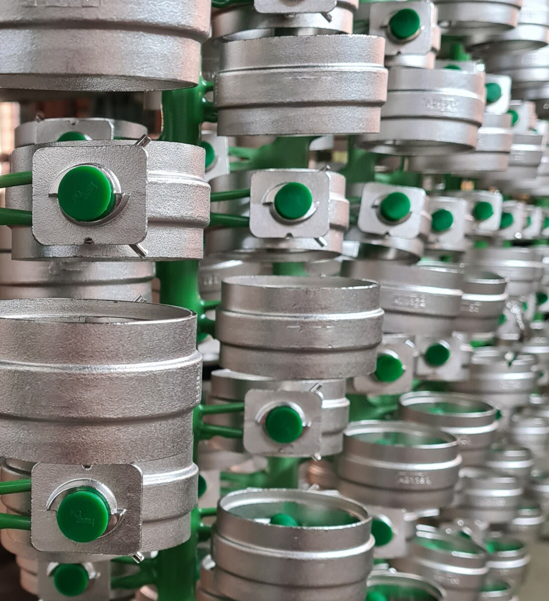 Rohrstück mit blauer Sprühbeschichtung innen