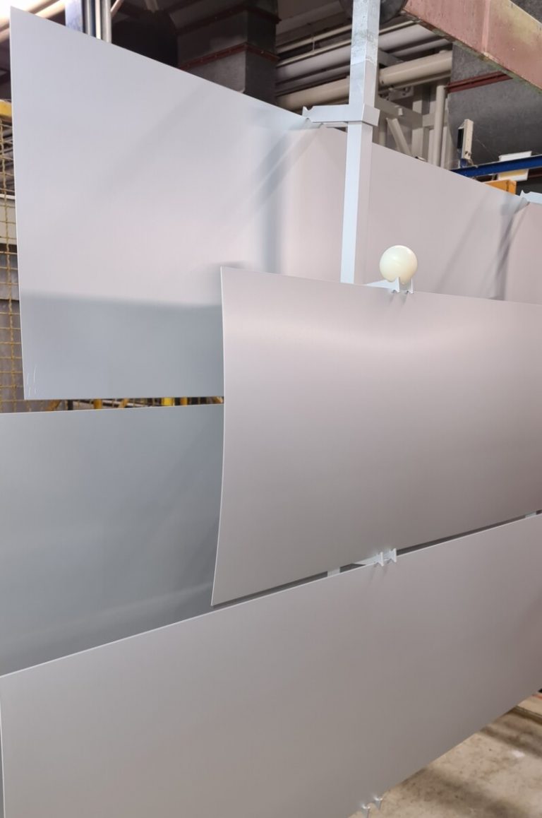 Graue Bleche in Fabrikumgebung