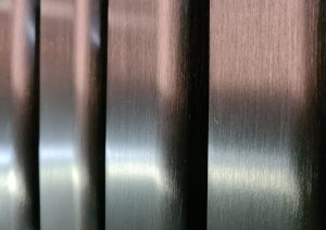 Metallisch glänzende, gebürstete Oberfläche aus nächster Nähe.