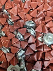 Rote, dreieckige Schleifelemente und Metallscheiben