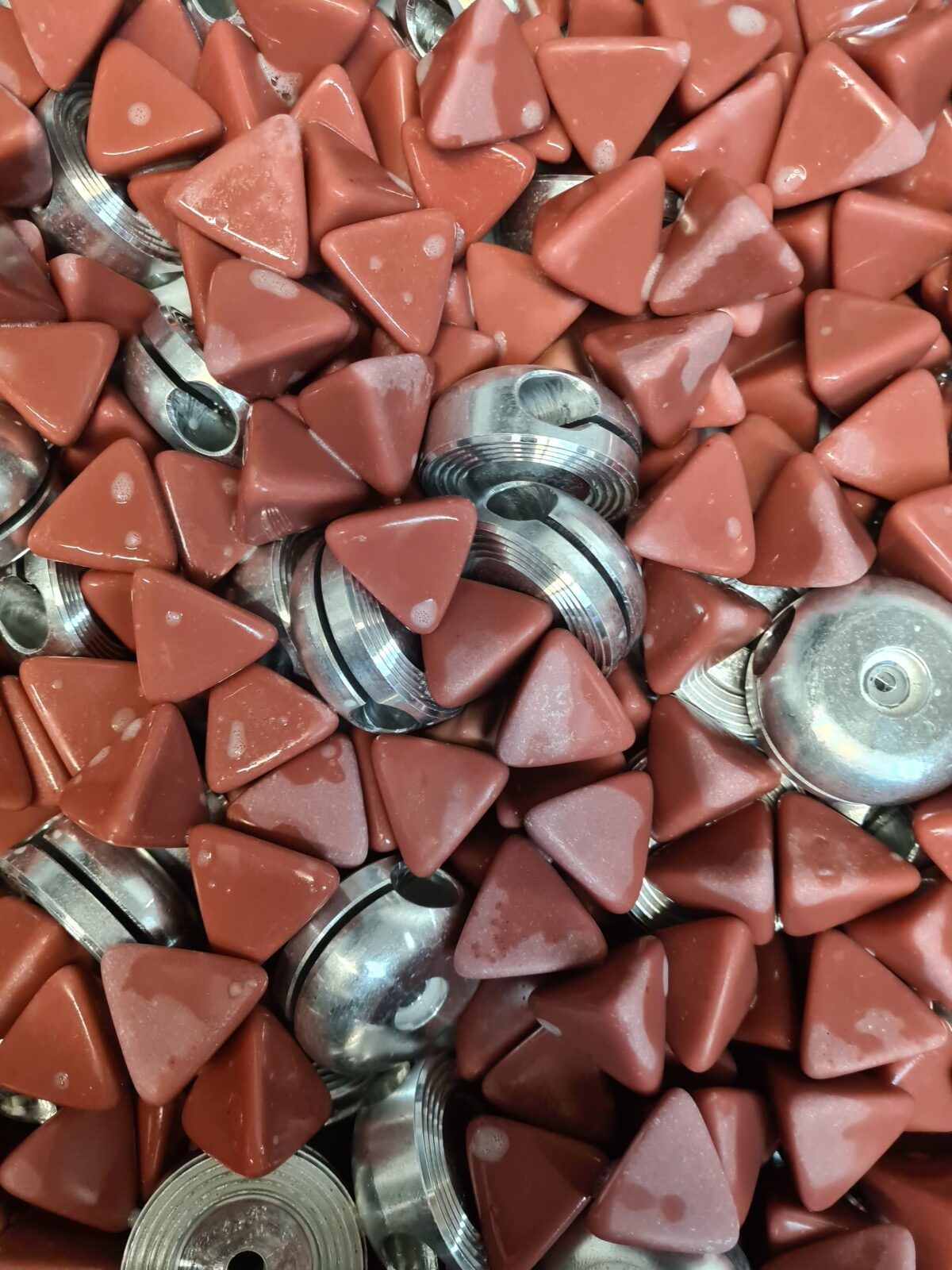 Rote, dreieckige Schleifelemente und Metallscheiben