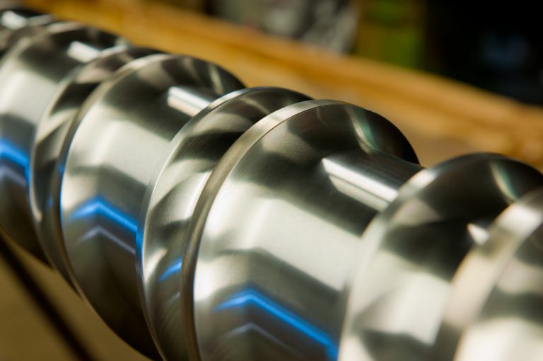 Glänzende Metallstruktur, Nahaufnahme, Unschärfe im Hintergrund.