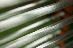 Nahaufnahme von silbernen Grillstäben