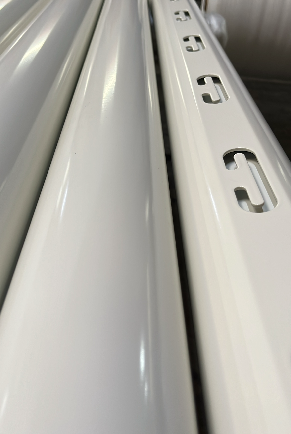 Große industrielle Antriebsrolle in Fabrikumgebung